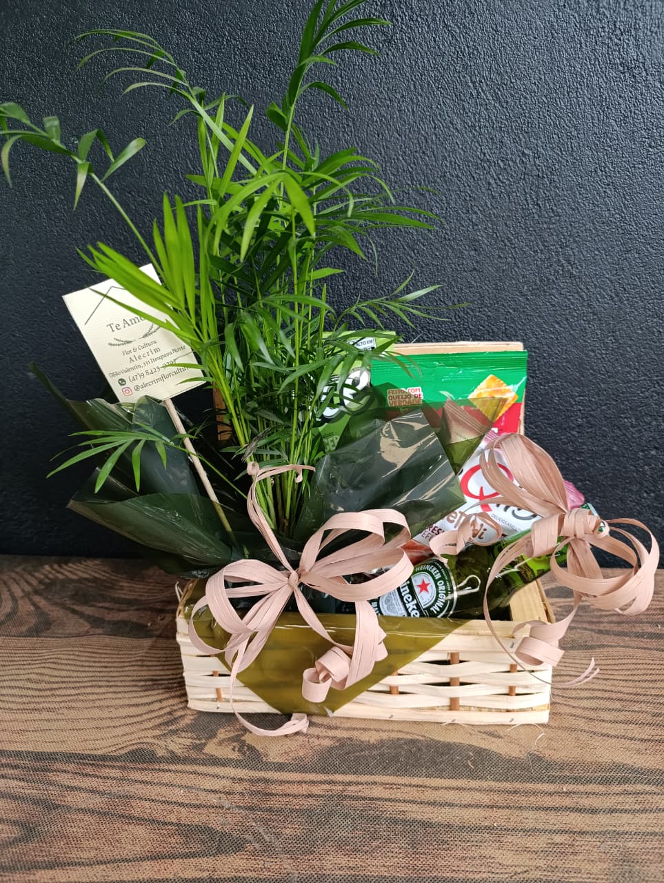 Cesta de palha com palmeira-areca e cerveja